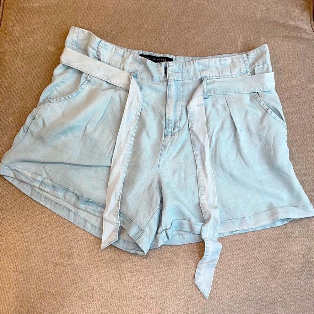 NWT -WALTER BAKER Light wash pleated shorts
